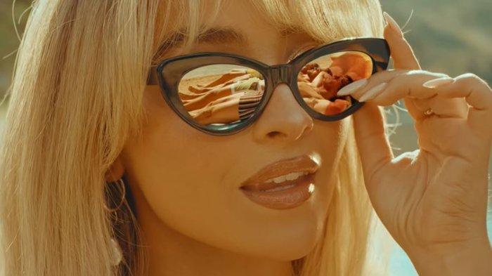 Lirik dan Terjemahan Lagu Espresso - Sabrina Carpenter yang Viral: Now He's Thinkin' 'Bout Me