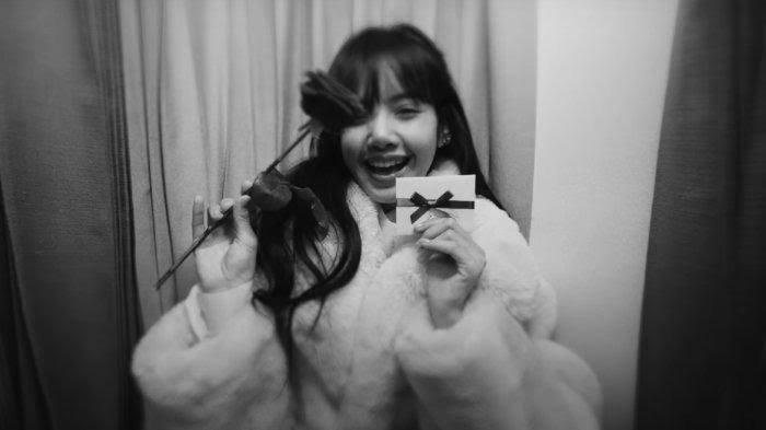 Lirik dan Terjemahan Lagu My Only Wish - Lisa BLACKPINK yang Trending: Santa Can You Hear Me ?