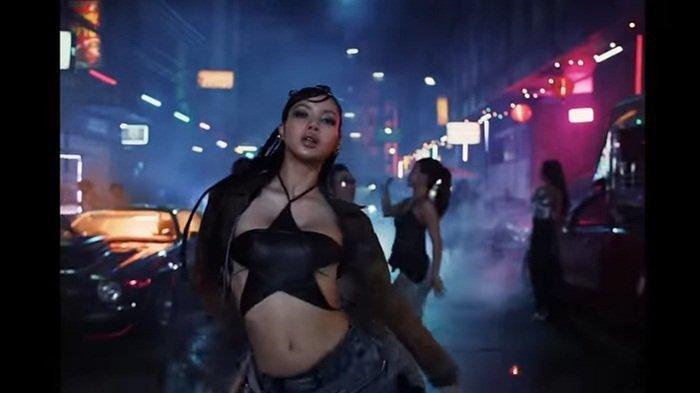 Lisa BLACKPINK Tampil Layaknya 'ROCKSTAR' Dalam MV Comeback Solo Epic