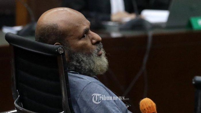 Terdakwa kasus dugaan suap dan gratifikasi terkait proyek infrastruktur Provinsi Papua Lukas Enembe menjalani sidang dakwaan di Pengadilan Tipikor, Jakarta, Senin (19/6/2023). Lukas Enembe didakwa menerima suap dan gratifikasi senilai Rp 46,8 miliar yang diduga uang tersebut diterima sebagai hadiah yang berkaitan dengan jabatannya sebagai Gubernur Papua dua periode, tahun 2013-2023. (TRIBUNNEWS/IRWAN RISMAWAN)