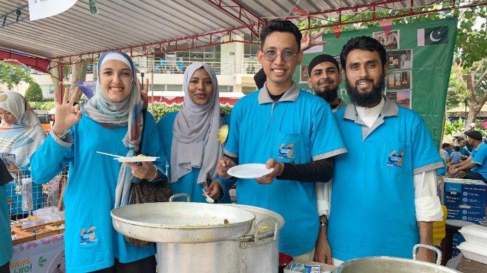 Mahasiswa Asing Kenalkan Makanan Khas Pakistan pada Peserta Jalan Sehat dan Bazar Harijadi ke-65 UMS