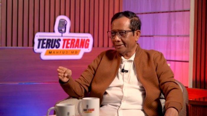 Mahfud MD menjawab pertanyaan host pada podcast 'Terus Terang' di kanal YouTube Mahfud MD Official, Selasa (28/05/2024).