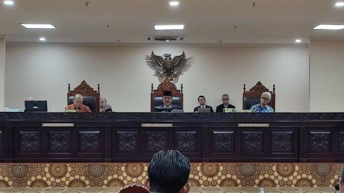 Majelis Kehormatan Mahkamah Konstitusi (MKMK) terdiri dari hakim konstitusi aktif Wahiduddin Adams (kiri), pendiri MK Jimly Asshiddiqie (tengah) selaku perwakilan tokoh masyarakat, dan eks anggota Dewan Etik MK Bintan Saragih (kanan) selaku perwakilan akademisi, dalam sidang perdana MKMK beragendakan klarifikasi para pelapor dugaan pelanggaran kode etik hakim konstitusi dalam Putusan MK Nomor 90/PUU-XXI/2023 terkait syarat usia capres-cawapres, Kamis (26/10/2023)