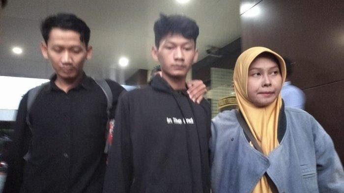 Mantan terpidana kasus pembunuhan Vina, Saka Tatal (tengah)