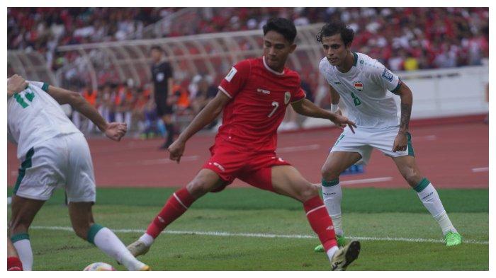 Marselino Ferdinand berebut bola dengan pemain Irak