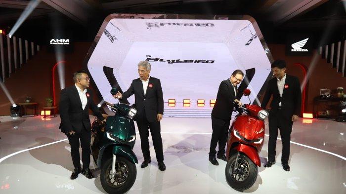 Marketing Director AHM – Octavianus Dwi, President Director AHM – Susumu Mitsuishi, Executive Vice President Director AHM – Thomas Wijaya dan Marketing Director AHM- Naoki Kajino memperkenalkan New Honda  Stylo 160 di AHM Safety Riding Park (2/2).