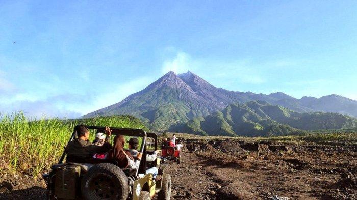Selain Batu Alien, pengunjung juga dapat merasakan Lava Tour Merapi dengan naik mobil jeep.