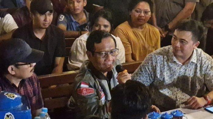 Menkopolhukam Mahfud MD menjawab pertanyaan warga dalam kampanye Tabrak Prof di Kota Semarang, Selasa (23/1/2024).