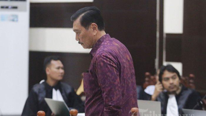 Menteri Koordinator Bidang Kemaritiman dan Investasi Luhut Binsar Pandjaitan memasuki ruangan sidang di Pengadilan Negeri Jakarta Timur, Jakarta, Kamis (8/6/2023). Sidang tersebut beragendakan pemeriksaan Luhut Binsar Pandjaitan sebagai saksi atas kasus dugaan pencemaran nama baik dirinya dengan terdakwa Haris Azhar dan Fatia Maulidiyanti.