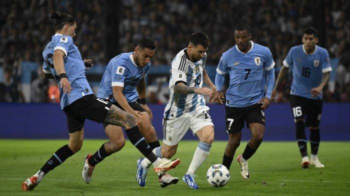 Penyerang Argentina Lionel Messi (tengah) ditantang oleh penyerang Uruguay Darwin Nunez (kiri), bek Sebastian Caceres (2-kiri) dan gelandang Nicolas De La Cruz (2-kanan) selama pertandingan sepak bola kualifikasi Amerika Selatan Piala Dunia FIFA 2026 antara Argentina dan Uruguay di stadion La Bombonera di Buenos Aires pada 16 November 2023.