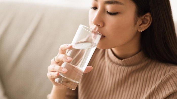 Minum air putih sebelum makan juga dapat membantu mempercepat metabolisme tubuh, sehingga berat badan dapat terjaga.