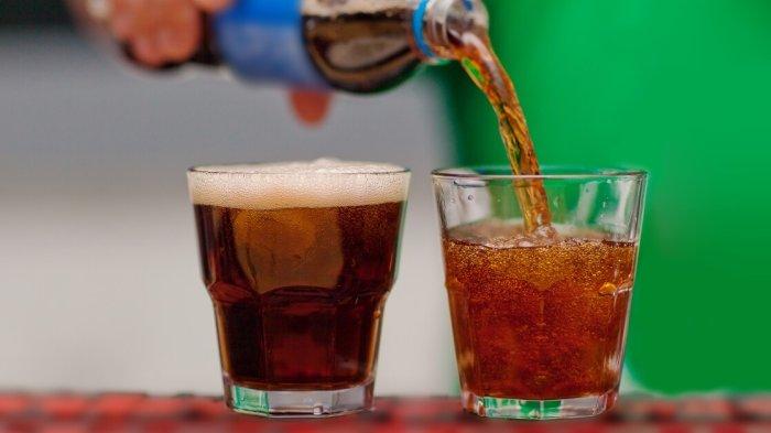 Minuman berkarbonasi atau bersoda juga sebaiknya dihindari saat berbuka puasa.