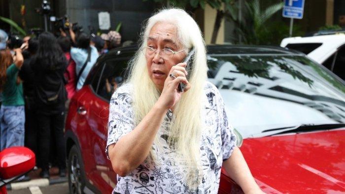 Musisi Gideon Tengker membuat laporan polisi ke Polda Metro Jaya, terkait kasus dugaan pemalsuan dokumen perceraiannya yang dikeluarkan oleh Pengadilan Negeri Jakarta Pusat tahun 2017.