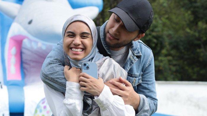 Potret kebersamaan Aisyah Hijanah dengan sang suami, Alif Teega