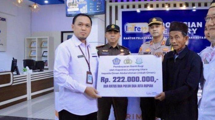 Oman Abdurohman(pakaian hitam) saat menerima uang ganti rugi atas kasus salah tangkap yang dialaminya, Senin (8/1/2024).