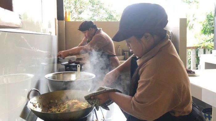 Orang berkebutuhan khusus yang bekerja di Piduh Charity Cafe Bali 2