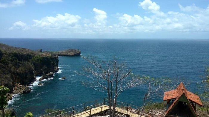 Panorama Pantai Grigak dari atas tebing