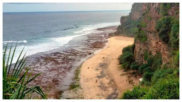 Pantai Kajar jika dilihat dari tebing di sisi Utara