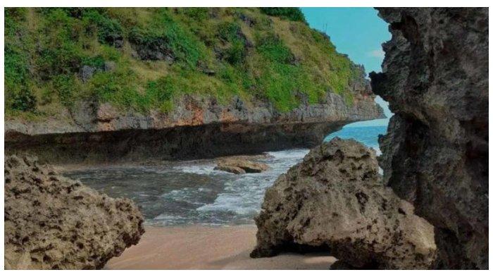 Pemandangan Pantai Ngluwen dengan tebing karst