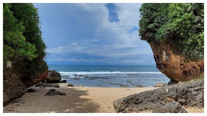 Pesona Pantai Ngunggah