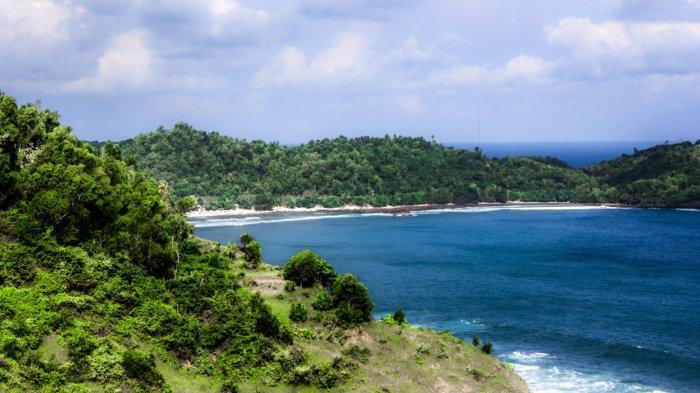 Pesona Pantai Pesewan dari atas bukit