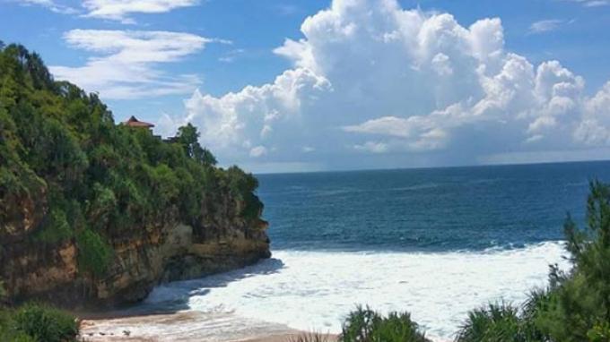 Pemandangan Pantai Pringjono dari atas bukit