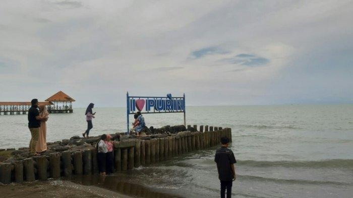 Suasana di objek wisata Purwahamba Indah (Pur'in) pada Minggu (1/11/2020). Pengunjung memadati area pantai dan ada juga yang hanya menikmati angin pantai di sekitar lokasi.