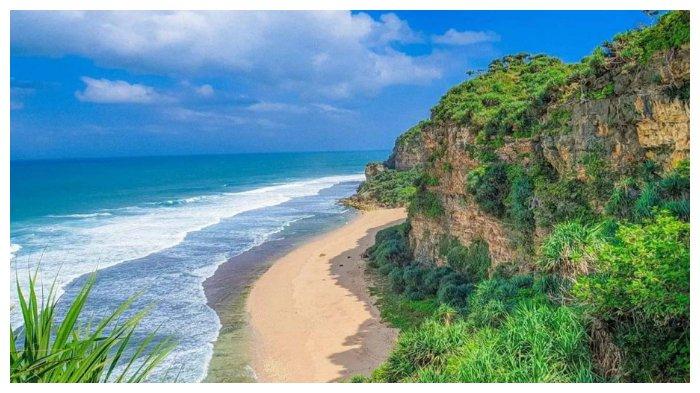 Pantai Kajar dapat diakses melalui Pantai Watunene.
