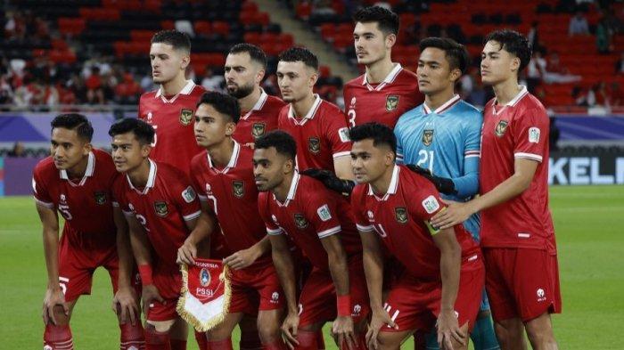 Para pemain Indonesia berfoto bersama sebelum dimulainya pertandingan sepak bola Grup D Piala Asia AFC Qatar 2023 antara Indonesia dan Irak di Stadion Ahmad bin Ali di Al-Rayyan, sebelah barat Doha pada 15 Januari 2024.