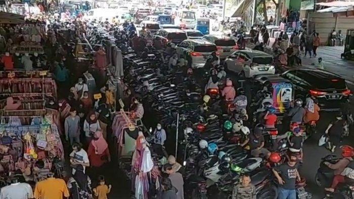 Masyarakat memadati Pasar Tanah Abang, Jakarta Pusat menjelang waktu berbuka puasa.