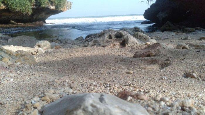 Pantai Dadap Ayam hanya memiliki sedikit pasir putih