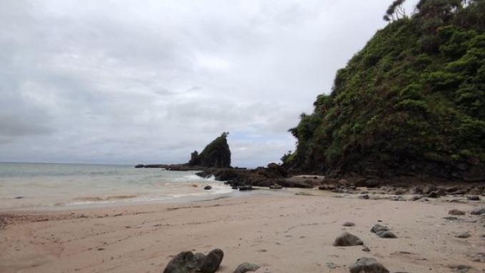 Pasir putih yang ada di Pantai Pesewan