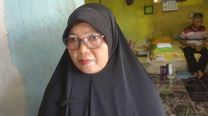 Pegi Setiawan Bebas, Ibu Vina Cirebon Ngaku Senang: Berarti Salah Tangkap. Ibu almarhumah Vina Dewi Arsita, Sukaesih. ikut senang Pegi Setiawan batal jadi tersangka kasus pembunuhan Vina, Senin (8/7/2024). Sukaesih minta polisi menangkap pelaku yang sebenarnya.