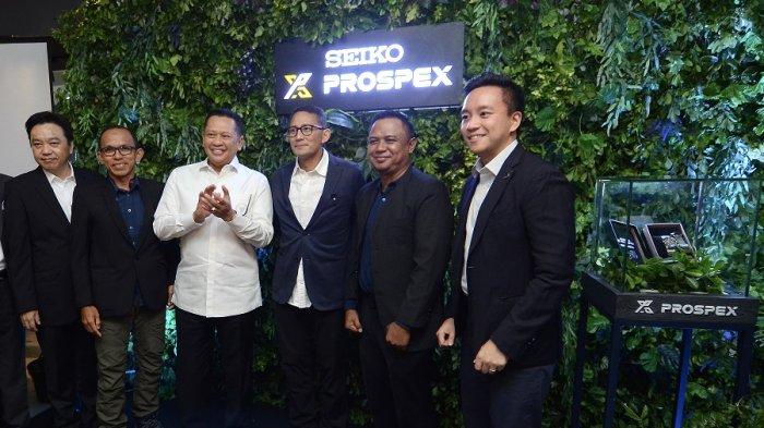 Harjono Lie, Deni Purwandana, Bambang Soesatyo, Sandiaga Uno, Achmad Ariefandy, Kevin Lie dalam peluncuran jam Seiko