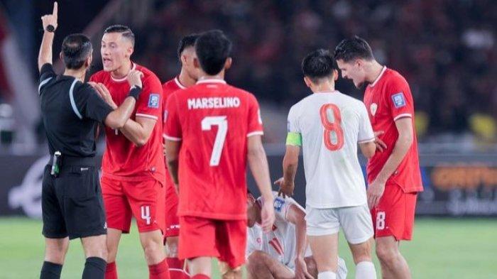 Pemain Indonesia Jay Noah Idzes berdebat dengan wasit, dalam laga kualifikasi Piala Dunia 2026 zona Asia, di Stadion Gelora Bung Karno, Jakarta, Kamis, (21/3/2024).
