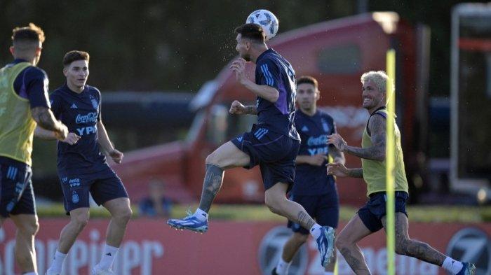 Pemain depan Argentina Lionel Messi (tengah) menyundul bola di samping gelandang Rodrigo De Paul (kanan) dan penyerang Julian Alvarez (kiri) selama sesi latihan di Ezeiza, Provinsi Buenos Aires, pada 14 November 2023, menjelang Piala Dunia FIFA 2026 pertandingan sepak bola kualifikasi melawan Uruguay dan Brasil.