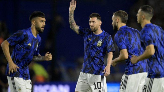 Pemain depan Argentina Lionel Messi (tengah) menyapa para penggemar