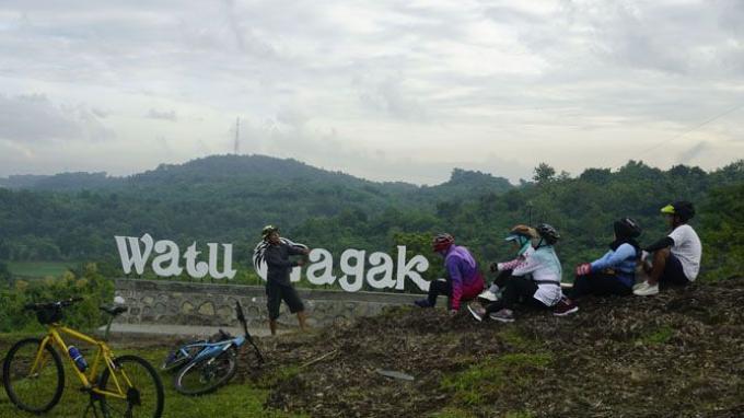 Pengunjung yang bersepeda menikmati pemandangan di Bukit Watu Gagak