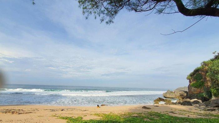 Pemandangan Pantai Porok dengan hamparan pasir putih