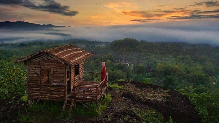 Selain dapat menyaksikan sunrise, pengunjung dapat melihat pemandangan Kota Yogyakarta dari Gunung Ireng.