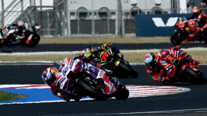Pembalap Prima Pramac asal Spanyol Jorge Martin (Kiri) memimpin pebalap Italia Tim Lenovo Ducati Francesco Bagnaia (kanan) dan pebalap Italia Mooney VR46 Racing Marco Bezzecchi saat sprint race Grand Prix MotoGP San Marino di Sirkuit Dunia Misano Marco-Simoncelli di Misano Adriatico pada tanggal 9 September 2023.