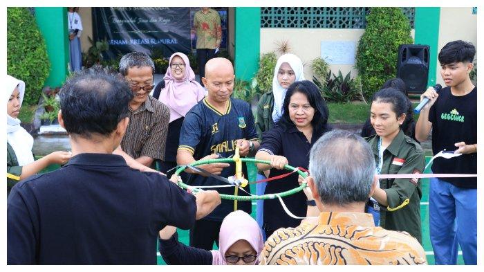 Pemotongan Pita oleh perwakilan elemen Sekolah, Komite, Kesiswaan, Tim P5, Panitia Pelaksanan, OSIS sebagai simbol keselarasan seluruh elemen sekolah