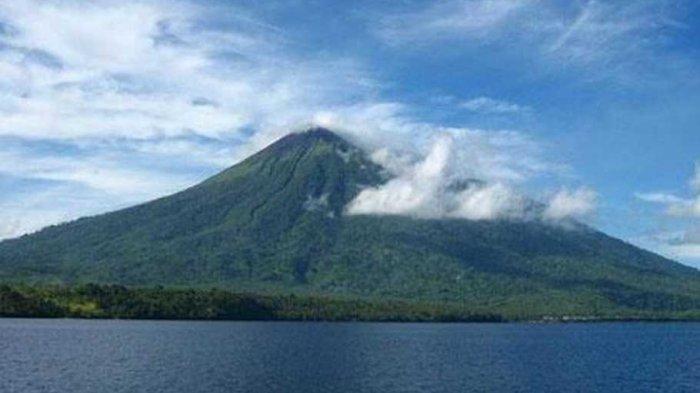 Gunung Dukono merupakan gunung api aktif di Maluku.