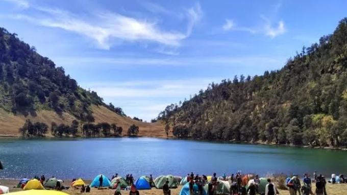 Pendaki sedang mendirikan camp di Ranu Kumbolo