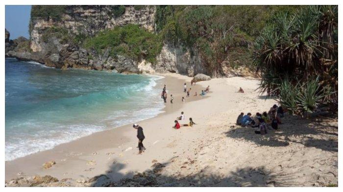 Pengunjung sedang bermain di Pantai Krokoh