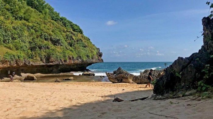 Pantai Ngrumpon cocok digunakan sebagai tempat camping