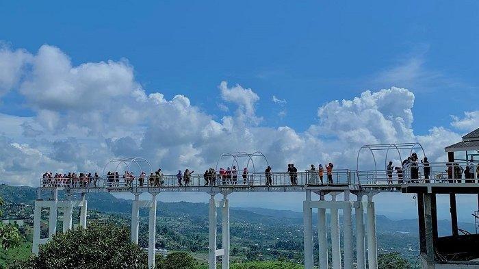 Pengunjung memadati jembatan kaca kemuning.