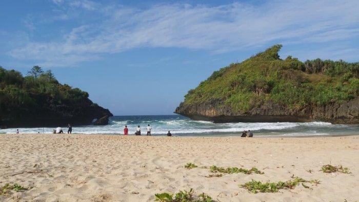 Wisawatan saat bermain di Pantai Dadapan