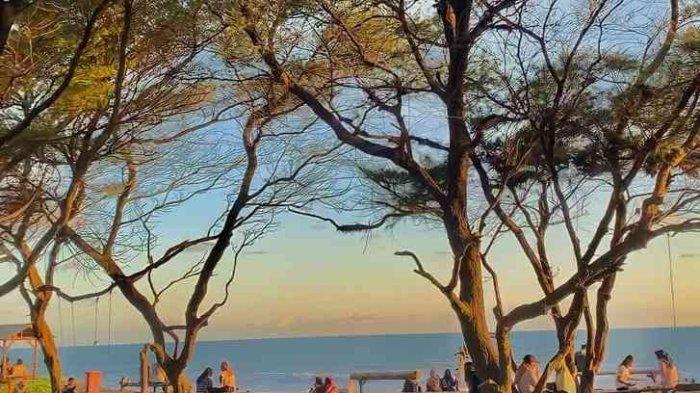 Pengunjung menikmati sunset di Pantai Mlarangan Asri