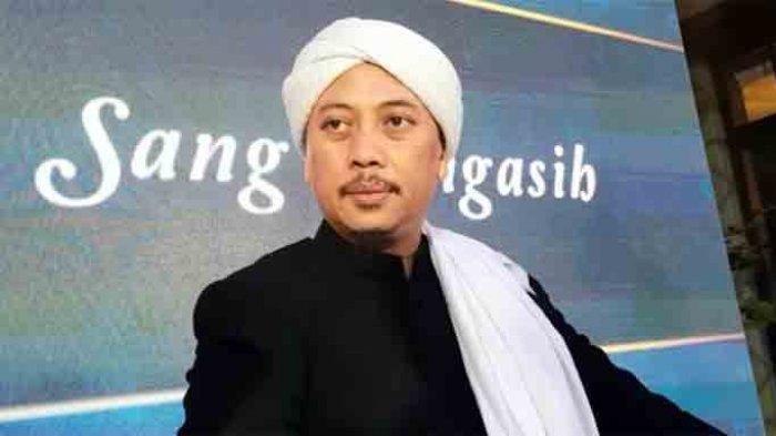 Penyanyi religi Opick.